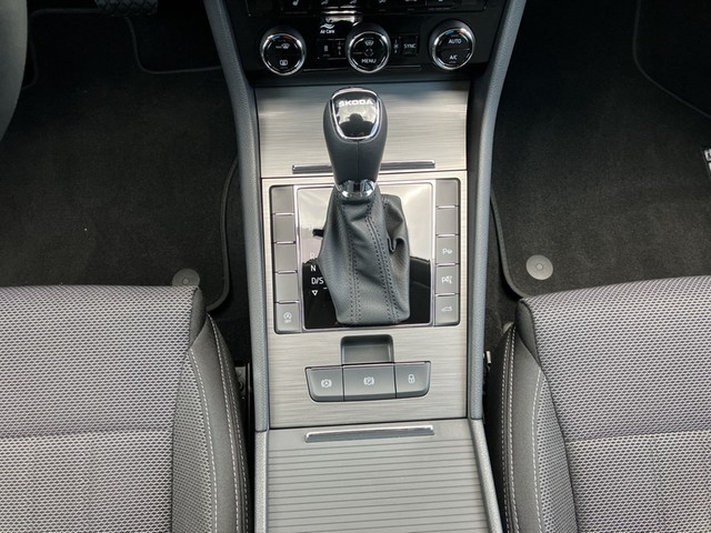 Skoda - Superb Combi 2.0 TDI DSG Style AHK+LED+NAVIGATION_6