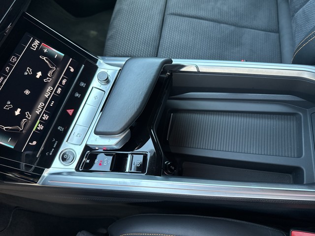 Audi - e-tron 50 quattro S line black Pano B&O RFK 21"_7