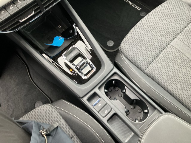 Skoda - Octavia Combi 2.0 TDI DSG Style AHK+NAVI+KAMERA_6